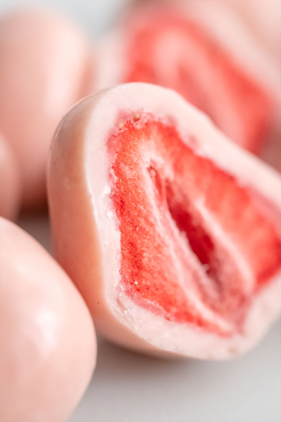 「不揃い　ストロベリーチョコがけいちご」の断面