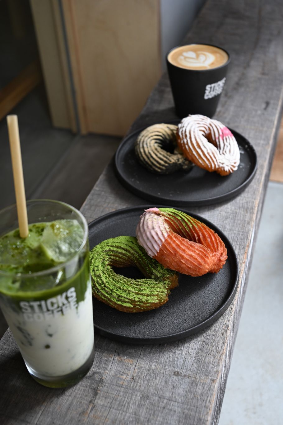 「農業はかっこいい」を伝えたい━ブドウ農家が京都で挑戦！話題のNEWカフェ「Sticks Coffee」（烏丸御池）で可愛いドーナツ型チュロスが登場
