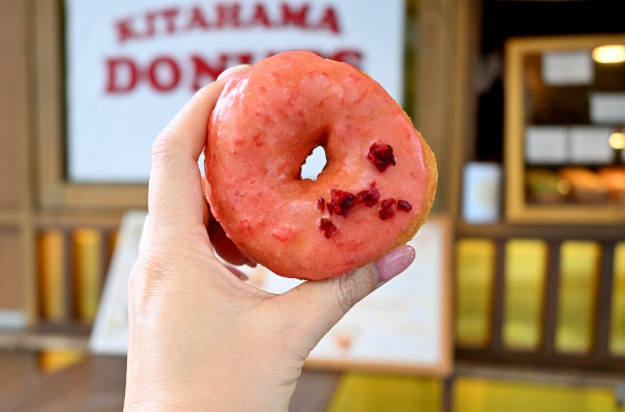 北浜の街角にある「KITAHAMA DONUTS」が個性的！ツイスト型や紅芋入り、なぜかスパイスカレーも…？