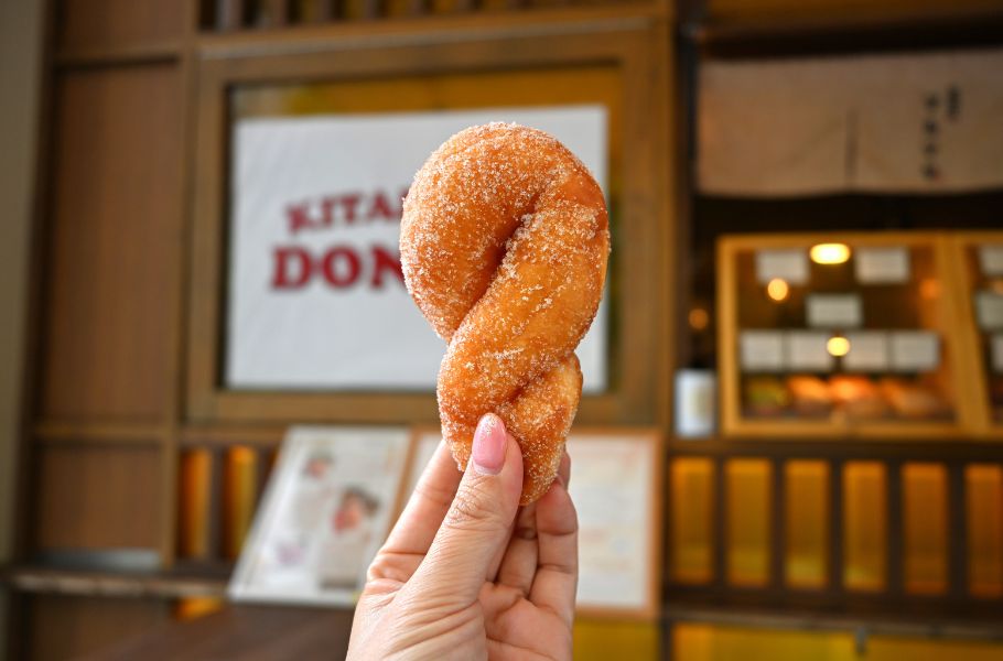 北浜の街角にある「KITAHAMA DONUTS」が個性的！ツイスト型や紅芋入り、なぜかスパイスカレーも…？