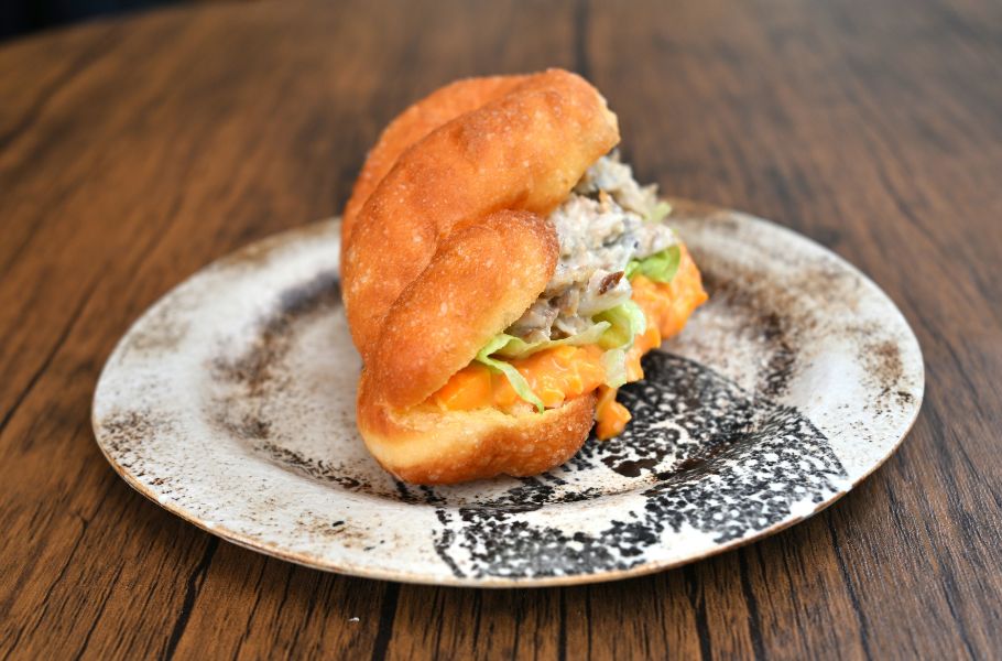 北浜の街角にある「KITAHAMA DONUTS」が個性的！ツイスト型や紅芋入り、なぜかスパイスカレーも…？