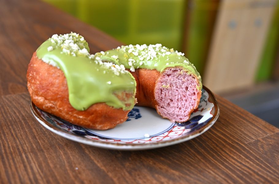 北浜の街角にある「KITAHAMA DONUTS」が個性的！ツイスト型や紅芋入り、なぜかスパイスカレーも…？