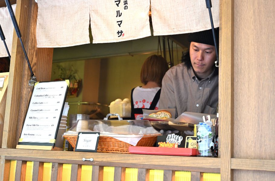 北浜の街角にある「KITAHAMA DONUTS」が個性的！ツイスト型や紅芋入り、なぜかスパイスカレーも…？
