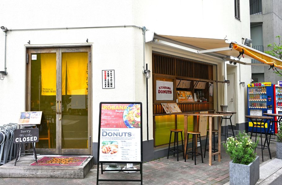 北浜の街角にある「KITAHAMA DONUTS」が個性的！ツイスト型や紅芋入り、なぜかスパイスカレーも…？
