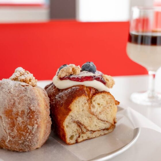 原宿の新名店「VAT BAKERY」。ここだけの焼きたてパンとあの名喫茶のメニューとは？