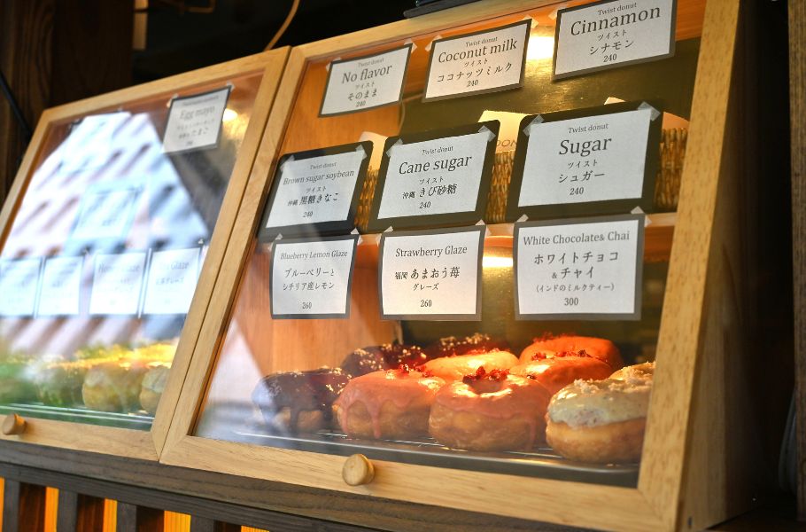 北浜の街角にある「KITAHAMA DONUTS」が個性的！ツイスト型や紅芋入り、なぜかスパイスカレーも…？