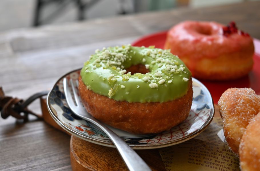 北浜の街角にある「KITAHAMA DONUTS」が個性的！ツイスト型や紅芋入り、なぜかスパイスカレーも…？