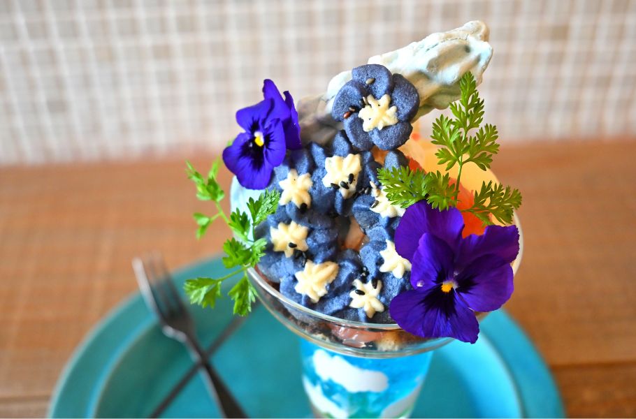 【春限定】青いかき氷＆パフェが映えすぎる！堺・白鷺の人気店「GREEN KETTLE」の春のネモフィラスイーツとは？