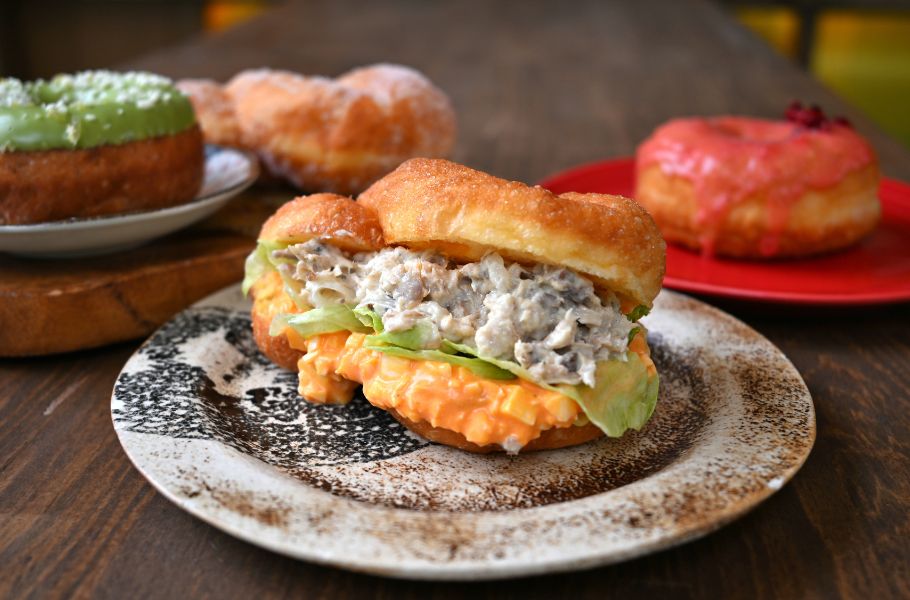 北浜の街角にある「KITAHAMA DONUTS」が個性的！ツイスト型や紅芋入り、なぜかスパイスカレーも…？
