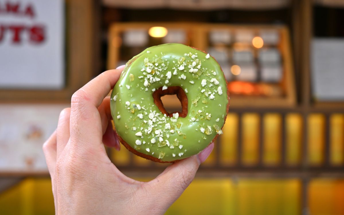 北浜の街角にある「KITAHAMA DONUTS」が個性的！ツイスト型や紅芋入り、なぜかスパイスカレーも…？