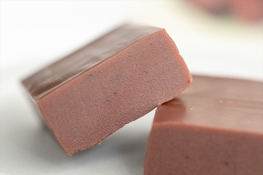 無印良品「備蓄おやつ　チョコようかん」の断面