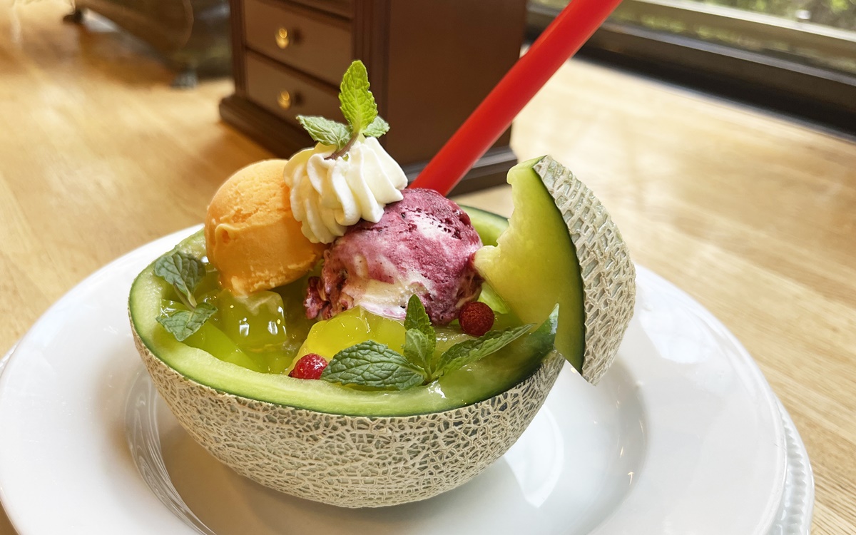 メロン半分を贅沢に！ロイヤルホストの「フレッシュメロンボウル」が今年も登場。パワーアップした季節のデザートを実食レポ