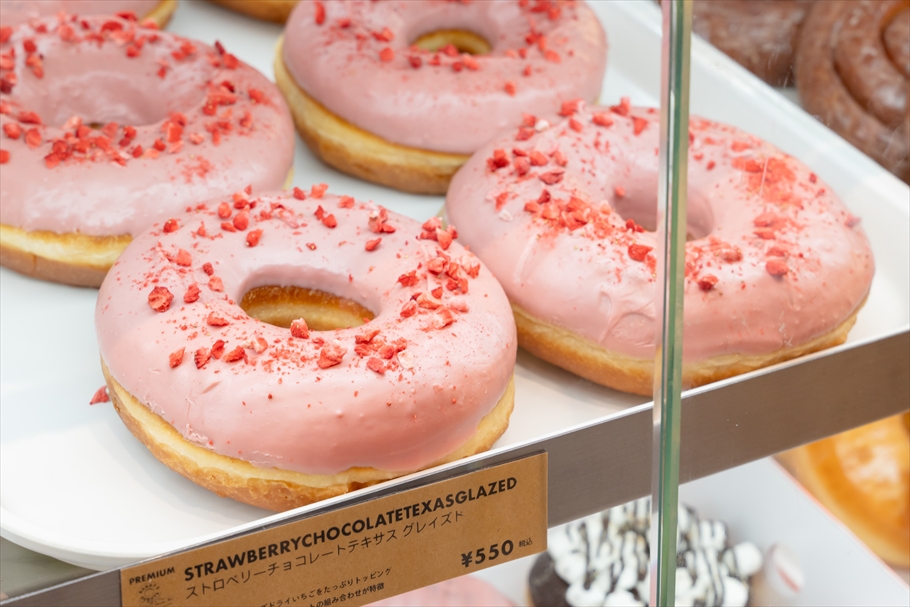 ランディーズドーナツ渋谷代官山店の日本限定ドーナツ「ストロベリーチョコレートテキサスグレイズド」
