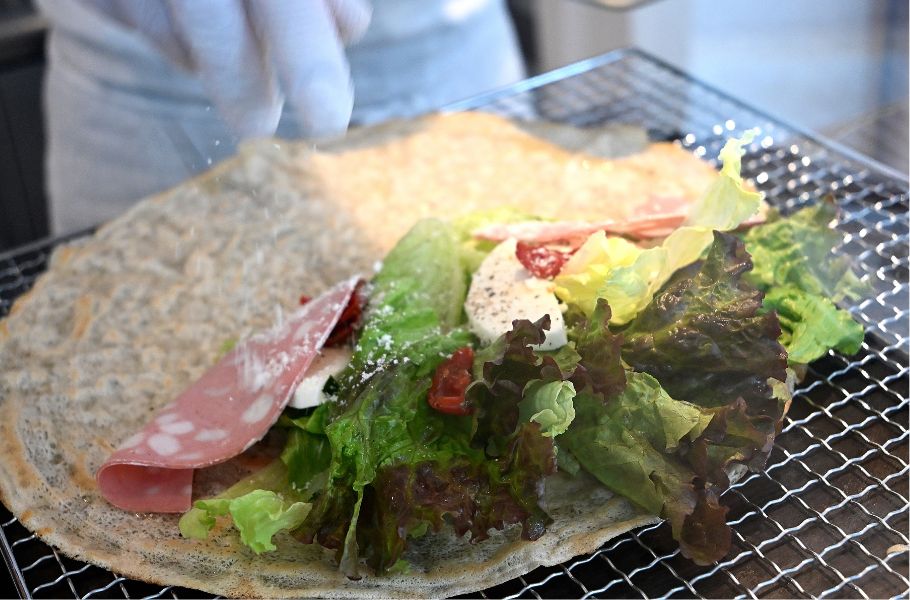 ワインと楽しむ“イタリアンクレープ”という新ジャンルに驚き！神戸・栄町通に現れた大人のクレープ「CAFFÉ CRESPELLE（カフェ クレスペッレ）」