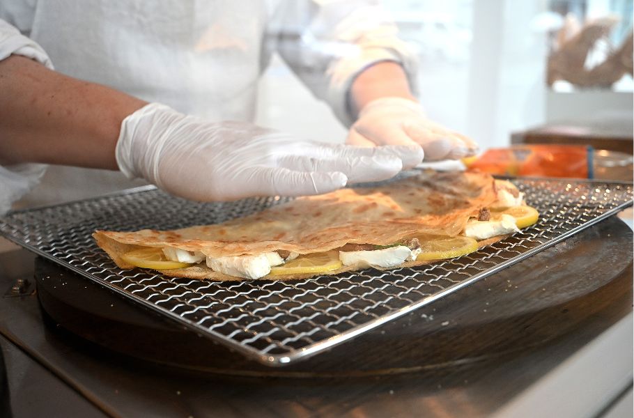 ワインと楽しむ“イタリアンクレープ”という新ジャンルに驚き！神戸・栄町通に現れた大人のクレープ「CAFFÉ CRESPELLE（カフェ クレスペッレ）」