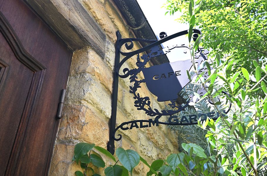 秘密の隠れ家カフェ「CALM GARDEN（カームガーデン）」へ潜入！大阪・平野にあるジブリ感たっぷりの中庭と絶品スイーツとは？