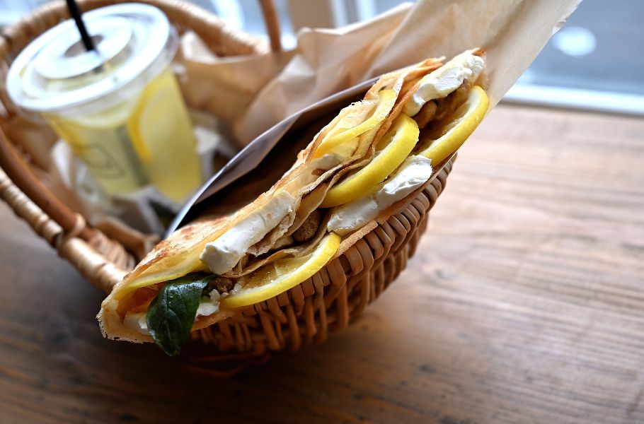 ワインと楽しむ“イタリアンクレープ”という新ジャンルに驚き！神戸・栄町通に現れた大人のクレープ「CAFFÉ CRESPELLE（カフェ クレスペッレ）」