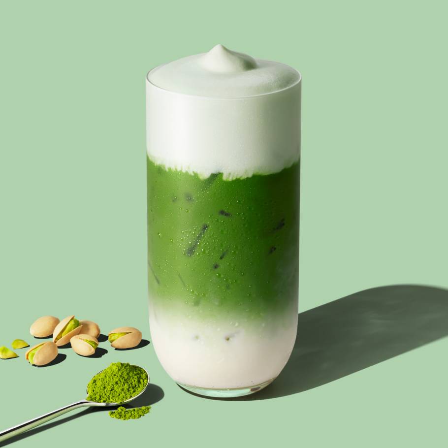 人気カフェチェーン店の2025年初夏の新作ドリンク。ひんやり×さっぱり or ひんやり×こってり、どちらがお好み？