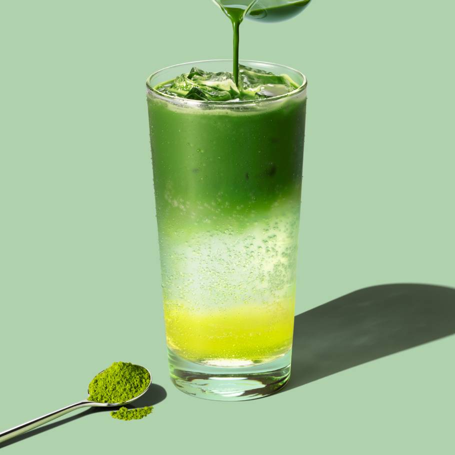 人気カフェチェーン店の2025年初夏の新作ドリンク。ひんやり×さっぱり or ひんやり×こってり、どちらがお好み？