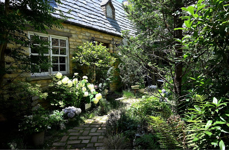 秘密の隠れ家カフェ「CALM GARDEN（カームガーデン）」へ潜入！大阪・平野にあるジブリ感たっぷりの中庭と絶品スイーツとは？