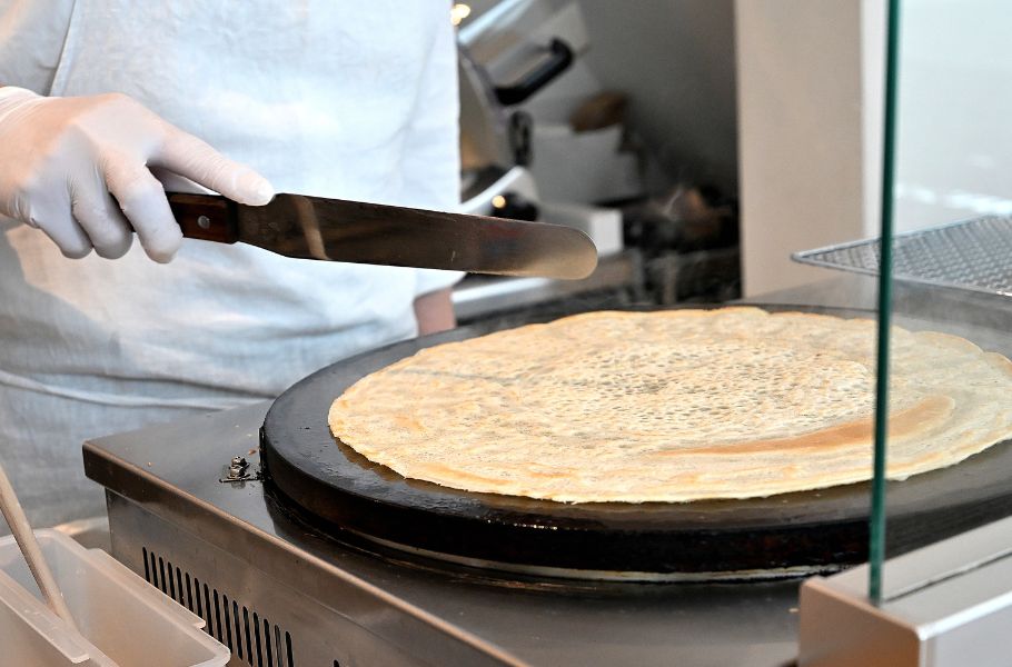 ワインと楽しむ“イタリアンクレープ”という新ジャンルに驚き！神戸・栄町通に現れた大人のクレープ「CAFFÉ CRESPELLE（カフェ クレスペッレ）」