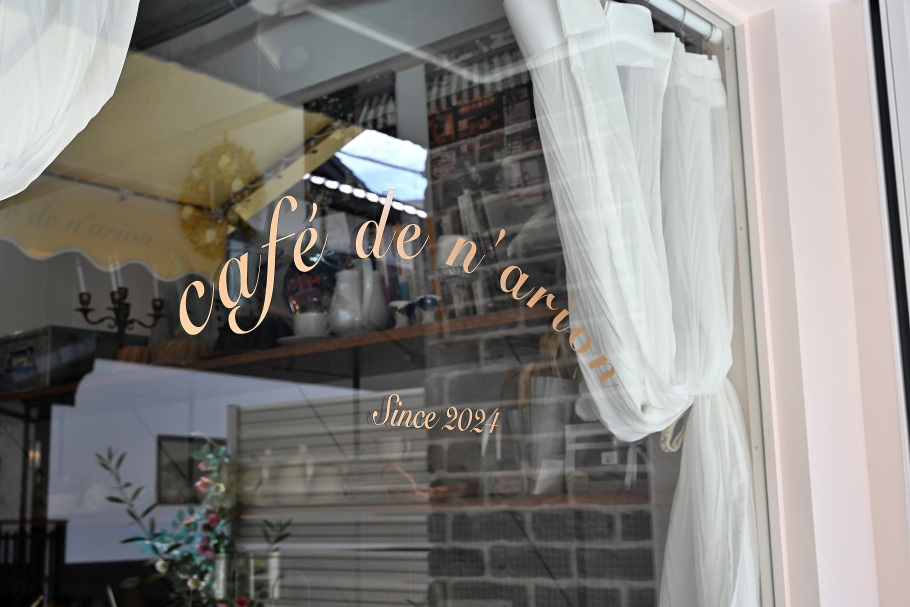 【兵庫・川西能勢口】若きパティシエールの真っ白なキャンパス「café de n’arion（カフェ ド ナリオン）」で出会う季節パフェと焼き菓子の物語