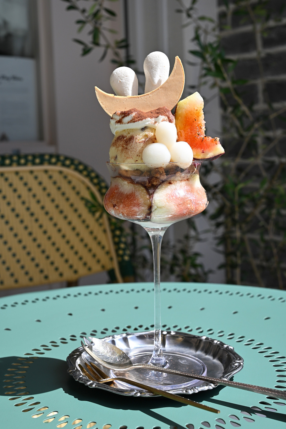 【兵庫・川西能勢口】若きパティシエールの真っ白なキャンパス「café de n’arion（カフェ ド ナリオン）」で出会う季節パフェと焼き菓子の物語