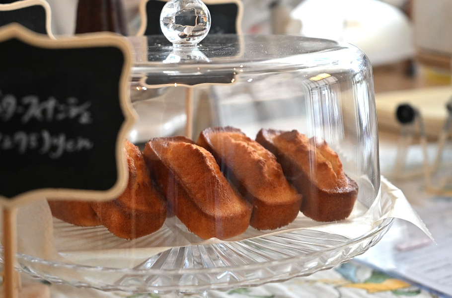【兵庫・川西能勢口】若きパティシエールの真っ白なキャンパス「café de n’arion（カフェ ド ナリオン）」で出会う季節パフェと焼き菓子の物語