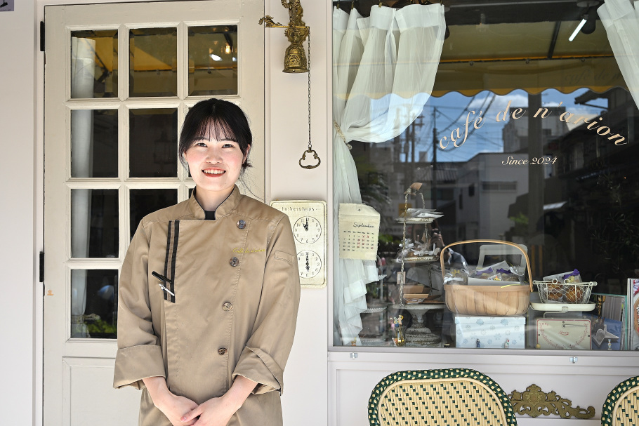 【兵庫・川西能勢口】若きパティシエールの真っ白なキャンパス「café de n’arion（カフェ ド ナリオン）」で出会う季節パフェと焼き菓子の物語