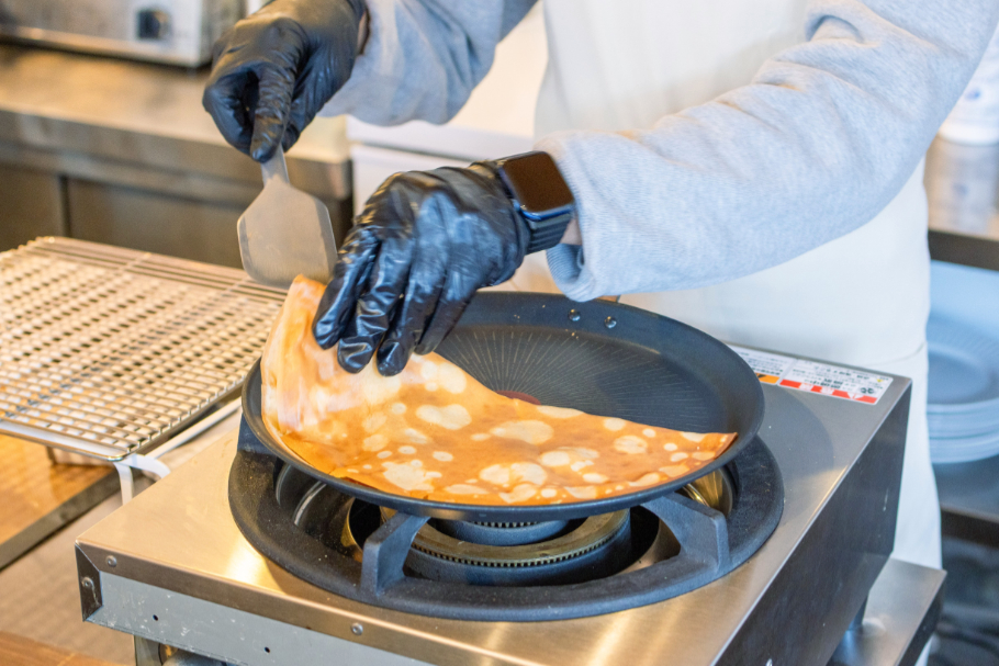 クレープを焼く