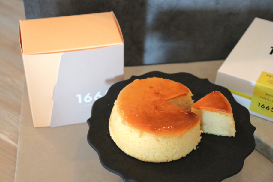 【冷凍】洋菓子 1665 MISO×CHEESE CAKE 味噌チーズケーキ ホール 4号　/　2,160円（税込）