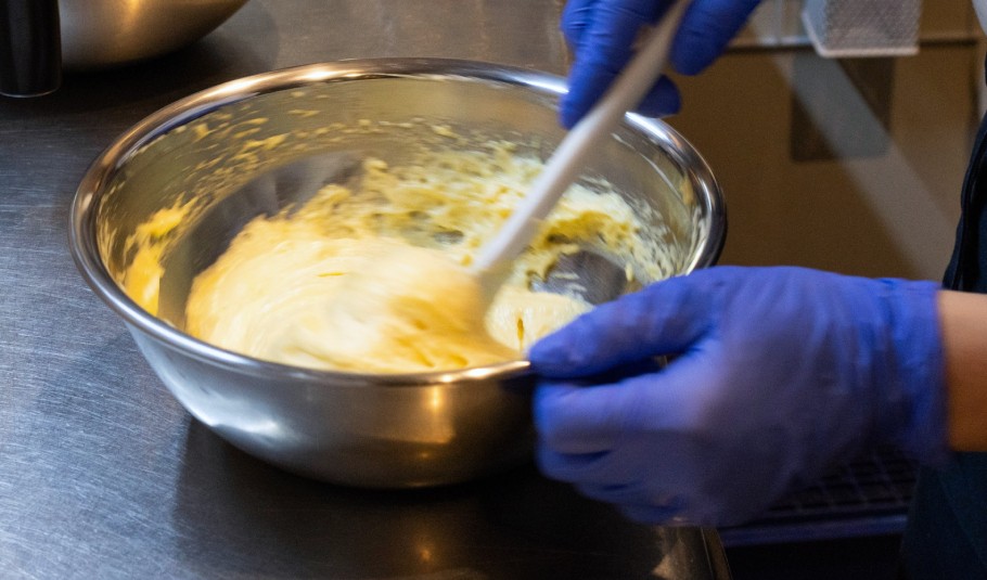 「スペルト小麦のスフレ」調理風景