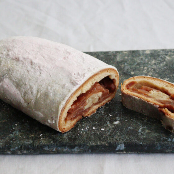 市場には出回らない“幻”の長野産りんご「キルトピンク」を使用！　特別なピンクシュガーに包まれた、りんごづくしのシュトーレンとは