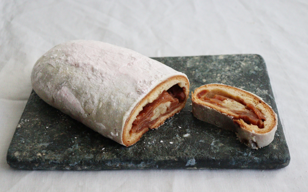 市場には出回らない“幻”の長野産りんご「キルトピンク」を使用！　特別なピンクシュガーに包まれた、りんごづくしのシュトーレンとは