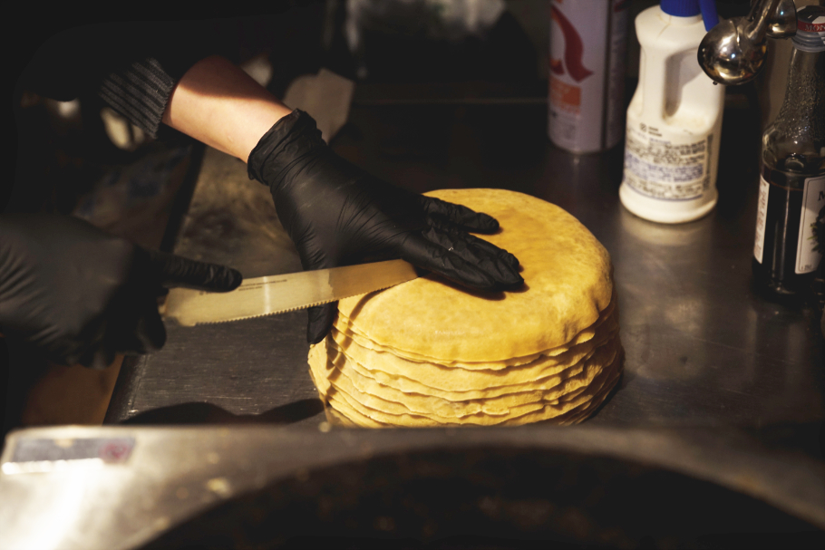 ミルクレープをカット