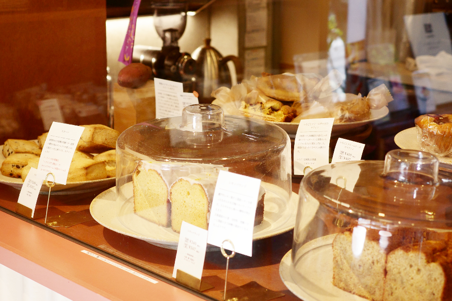 nomaru bakeのショーケースに並ぶ焼き菓子