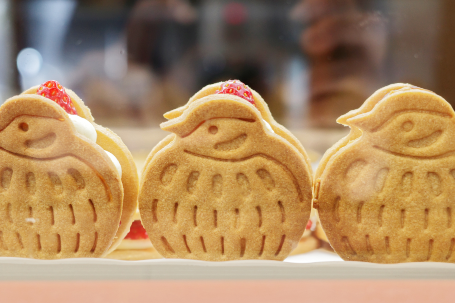 nomaru bakeのショーケースに並ぶふくらスズメの完熟イチゴフレッシュバターサンド