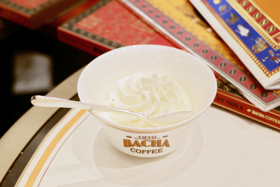 Bacha Coffeeのコーヒーに添えられるバニラビーンズ入りシャンティークリーム