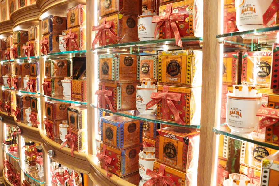 Bacha Coffee壁面に並ぶコーヒーのギフトボックス