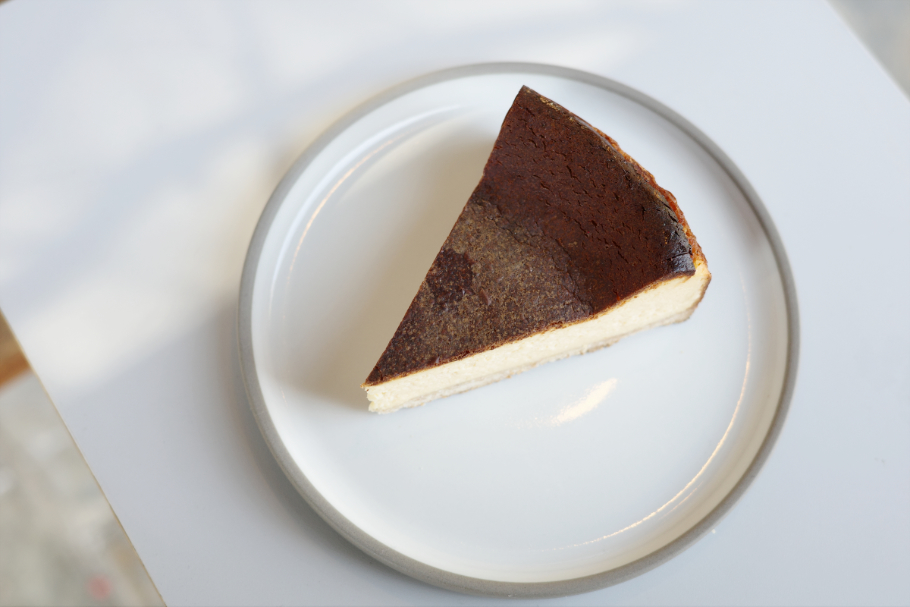 OYATSUYA SUNの「焼き菓子屋のバスクチーズケーキ」
