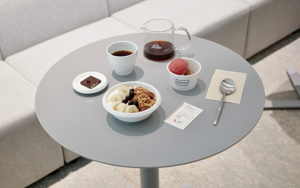 東京・丸の内に新たなカフェスポット。サステナブルなコーヒーとお菓子を味わう「imperfect MARUNOUCHI ROASTERY」