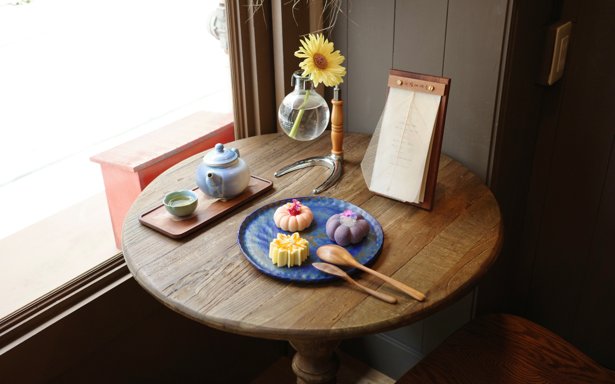 台湾の花と香りをケーキに。アンティークの世界が広がる「向陽珈琲店」が高円寺に誕生！