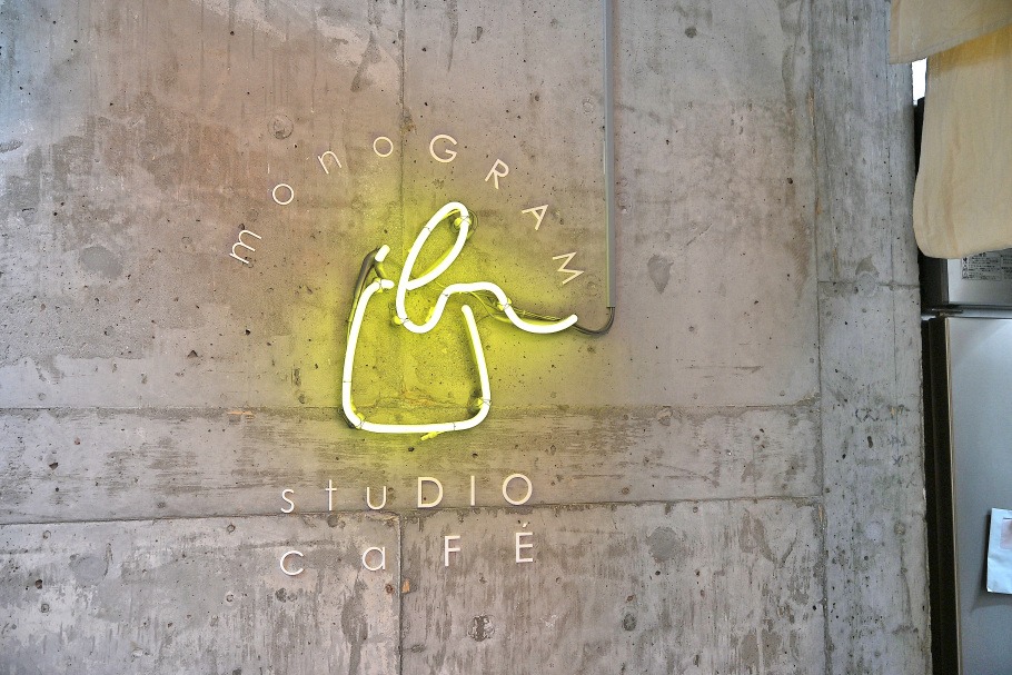 monoGRAM studio caféの内観