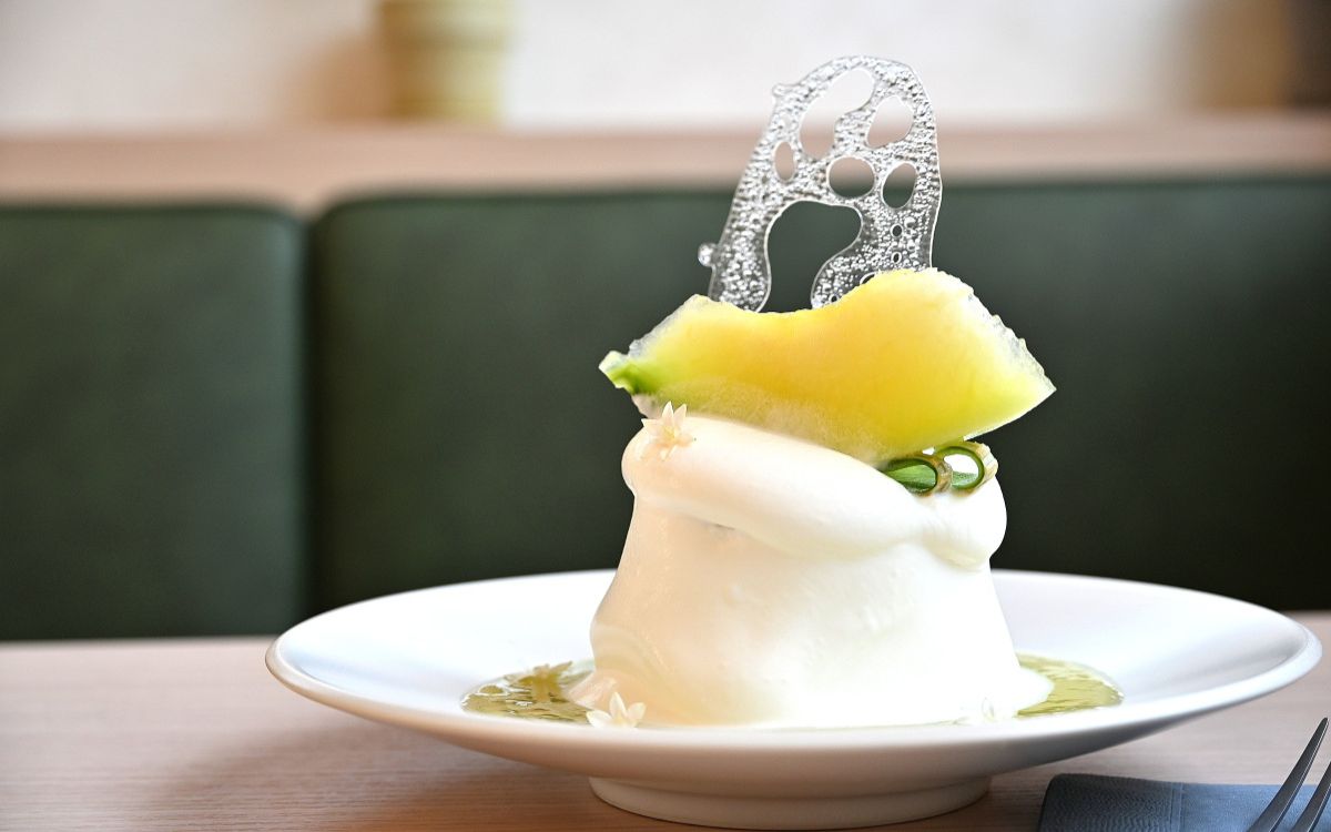 【大阪・深井】完熟メロンの“飲める”ショートケーキに、芸術的な桃パフェ。「サロン・ド・フランシーズ」の贅沢すぎる夏のご褒美をチェック！
