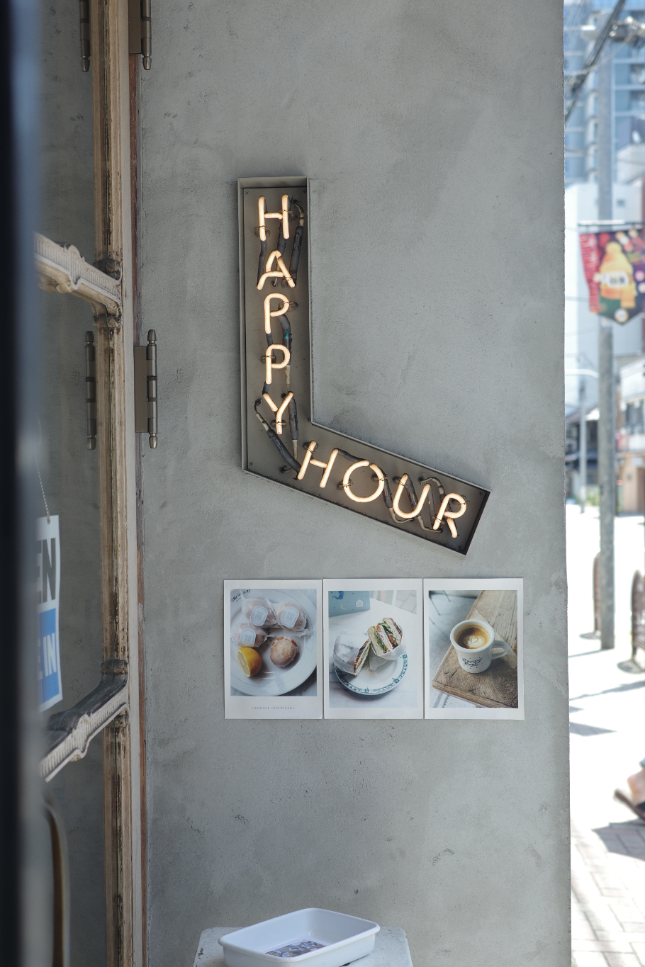 HAPPY HOURのロゴ