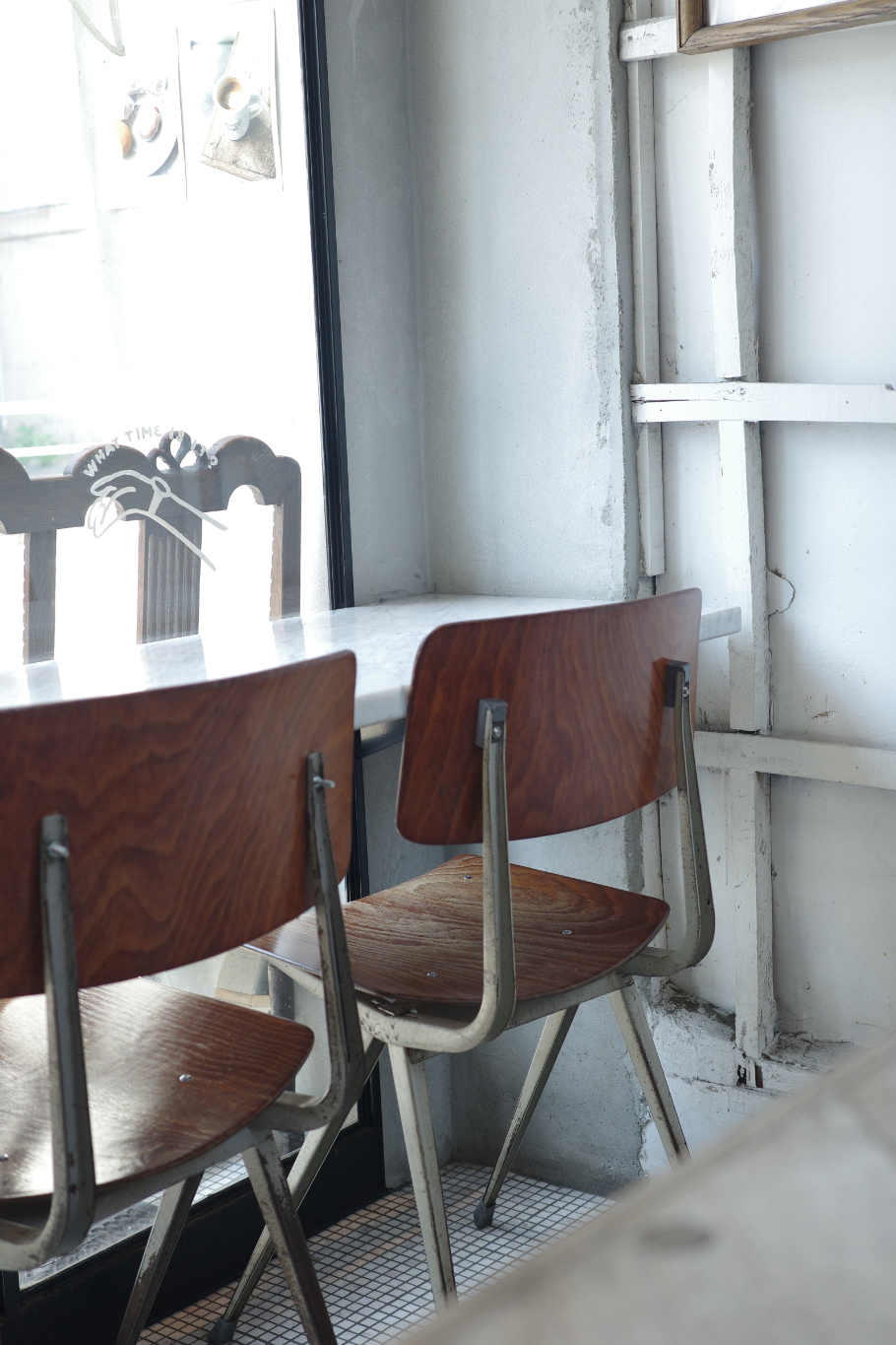 HAPPY HOURの店内の家具