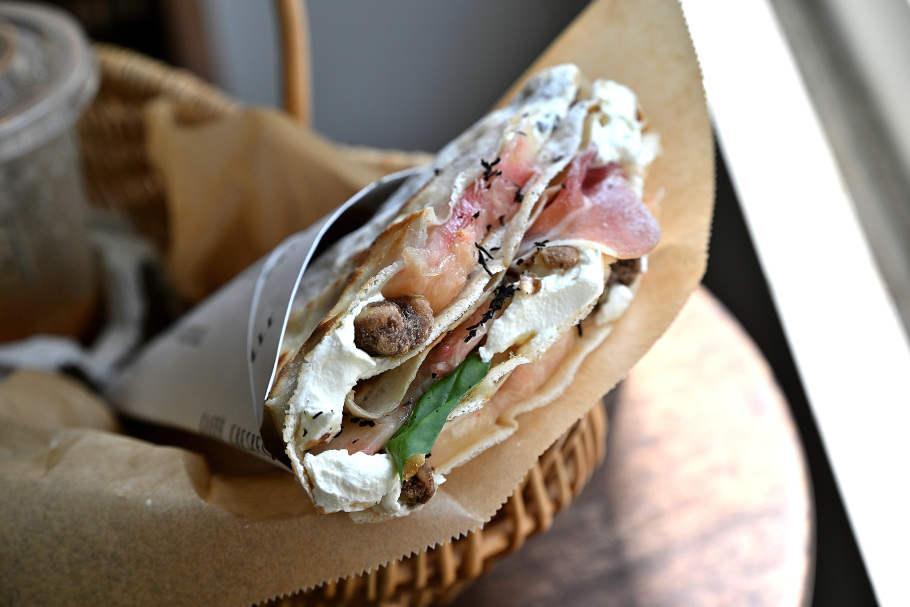 CAFFÈ CRESPELLEの桃クレープ