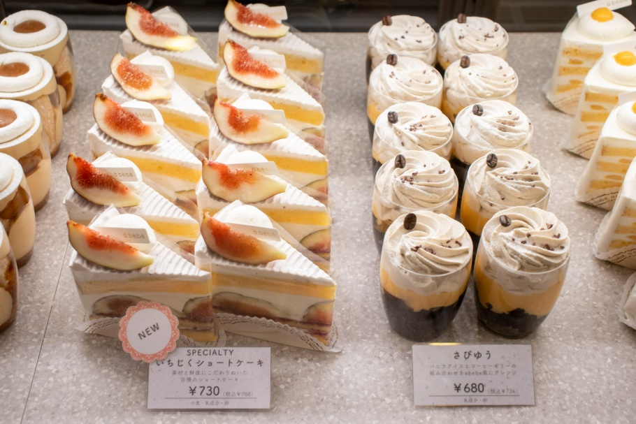 季節のフルーツを使ったショートケーキとà bébé風コーヒーゼリー